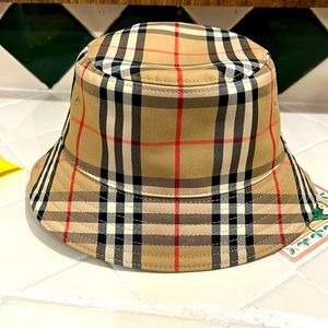 Burberry bucket hat designer